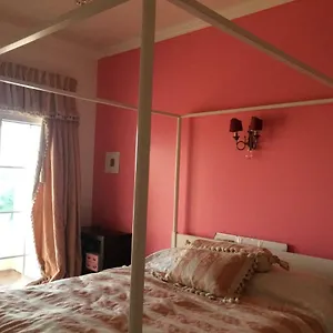 Guest house Sunny Golf And Free Parking, Lisbon